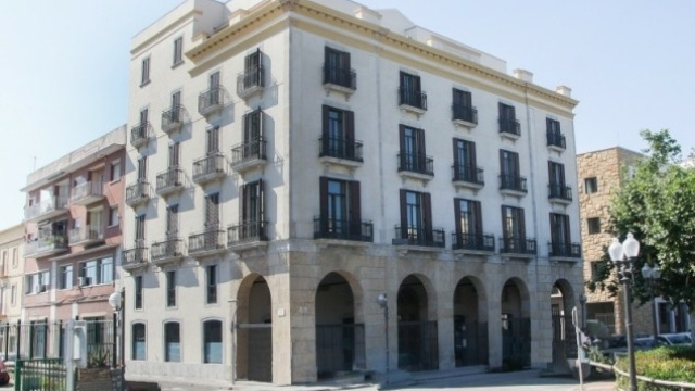 REHABILITACIÓN EDIFICIO PLURIFAMILIAR ENTRE MEDIANERAS PLAÇA DELS CARROS